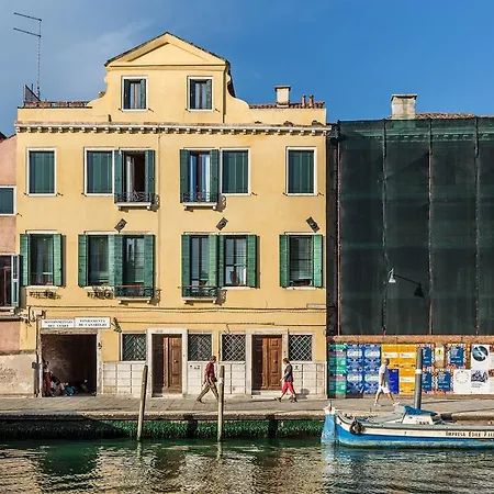 アパート Palazzina Canal ヴェネツィア
